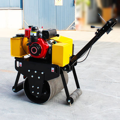 Ga achter een dubbel enkel trommel trillingsrolcompressor met een trillingsfrequentie van 70 Hz