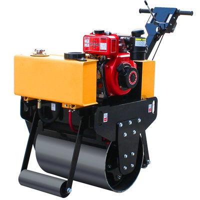 Ga achter een dubbel enkel trommel trillingsrolcompressor met een trillingsfrequentie van 70 Hz