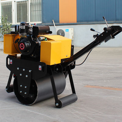 Ga achter een dubbel enkel trommel trillingsrolcompressor met een trillingsfrequentie van 70 Hz