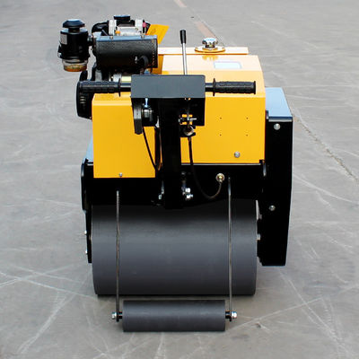 Ga achter een dubbel enkel trommel trillingsrolcompressor met een trillingsfrequentie van 70 Hz
