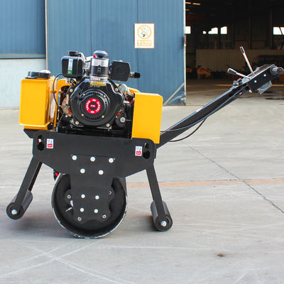 Ga achter een dubbel enkel trommel trillingsrolcompressor met een trillingsfrequentie van 70 Hz